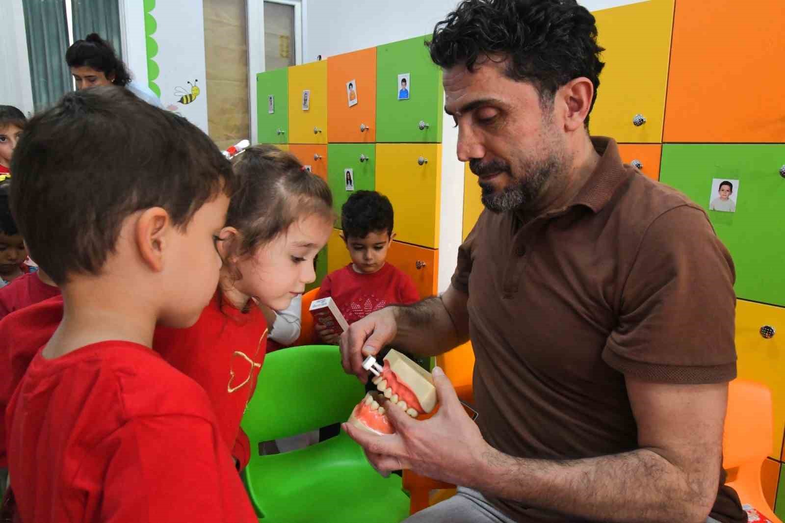 Yunusemre’de miniklere ağız ve diş sağlığı eğitimleri sürüyor