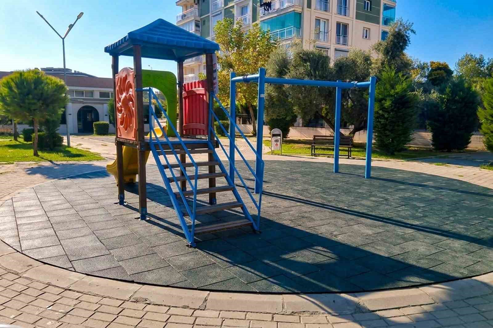 Efeler’de park ve yeşil alanlar bakıma alındı