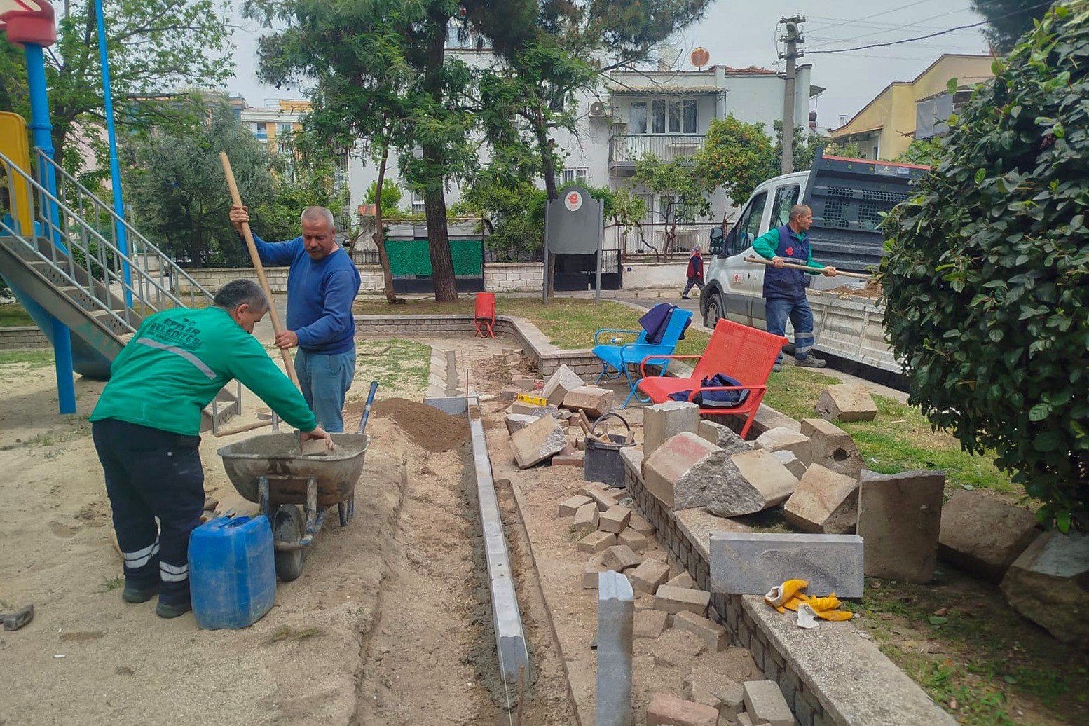 Efeler’de park ve yeşil alanlar bakıma alındı