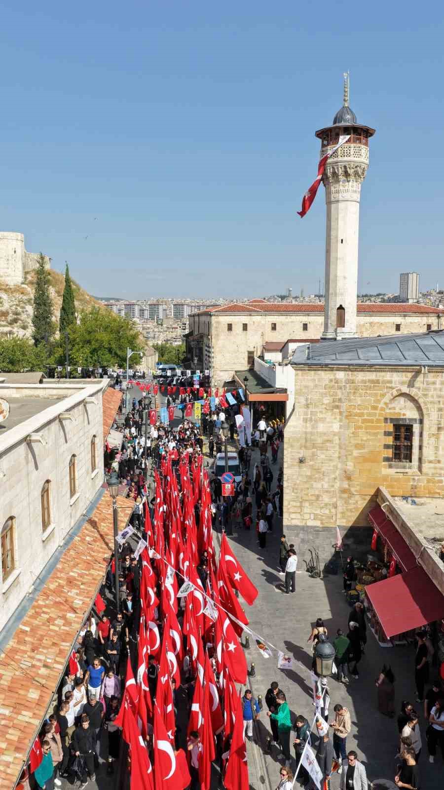 GastroAntep renkli kortej ile başladı