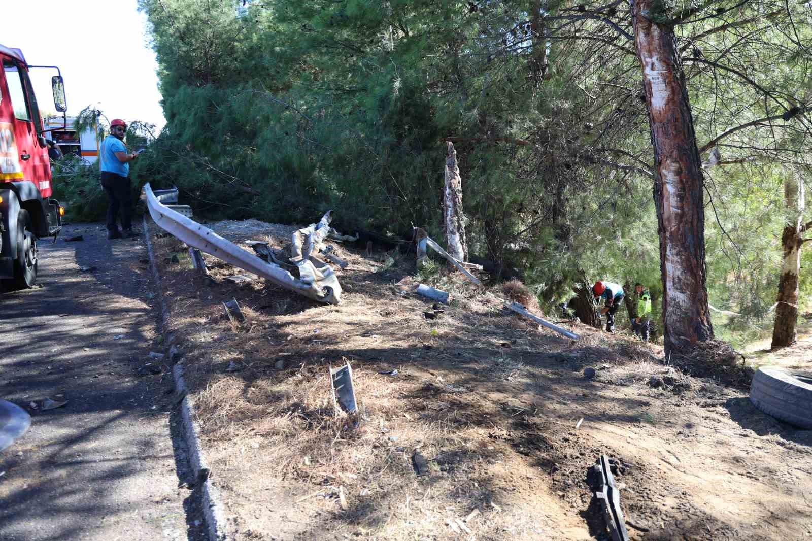 Turistleri taşıyan otobüs şarampole uçtu: 2 ölü 9 yaralı