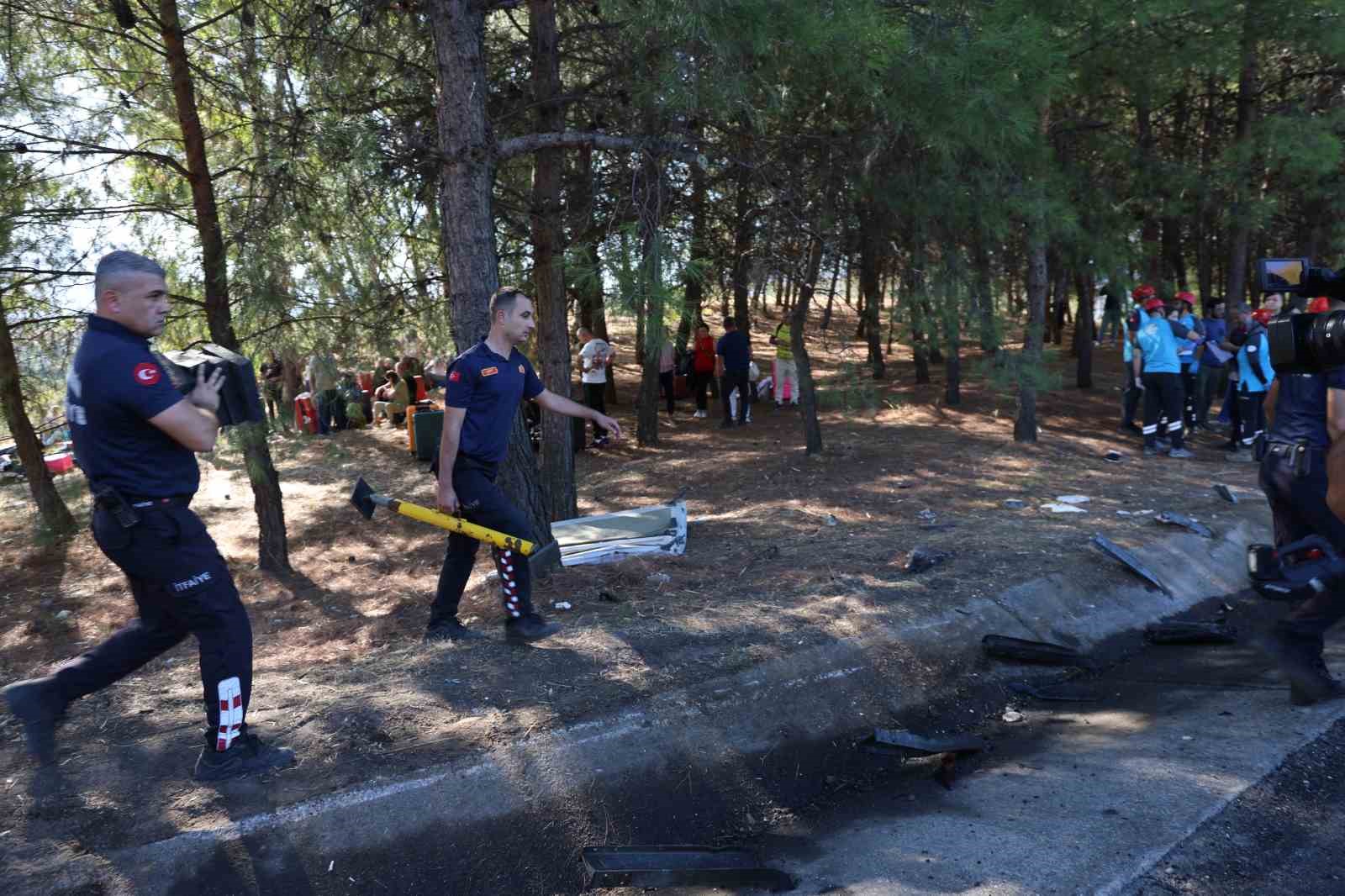 Turistleri taşıyan otobüs şarampole uçtu: 2 ölü 9 yaralı