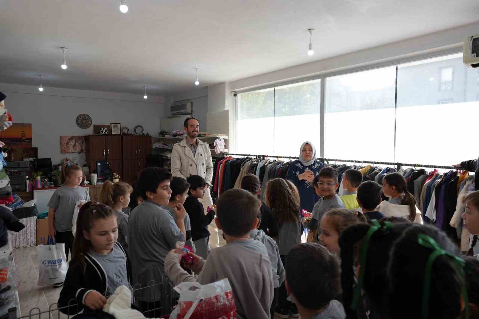 Başiskele’de ilkokul öğrencilerinden Hayır Çarşısı’na bağış
