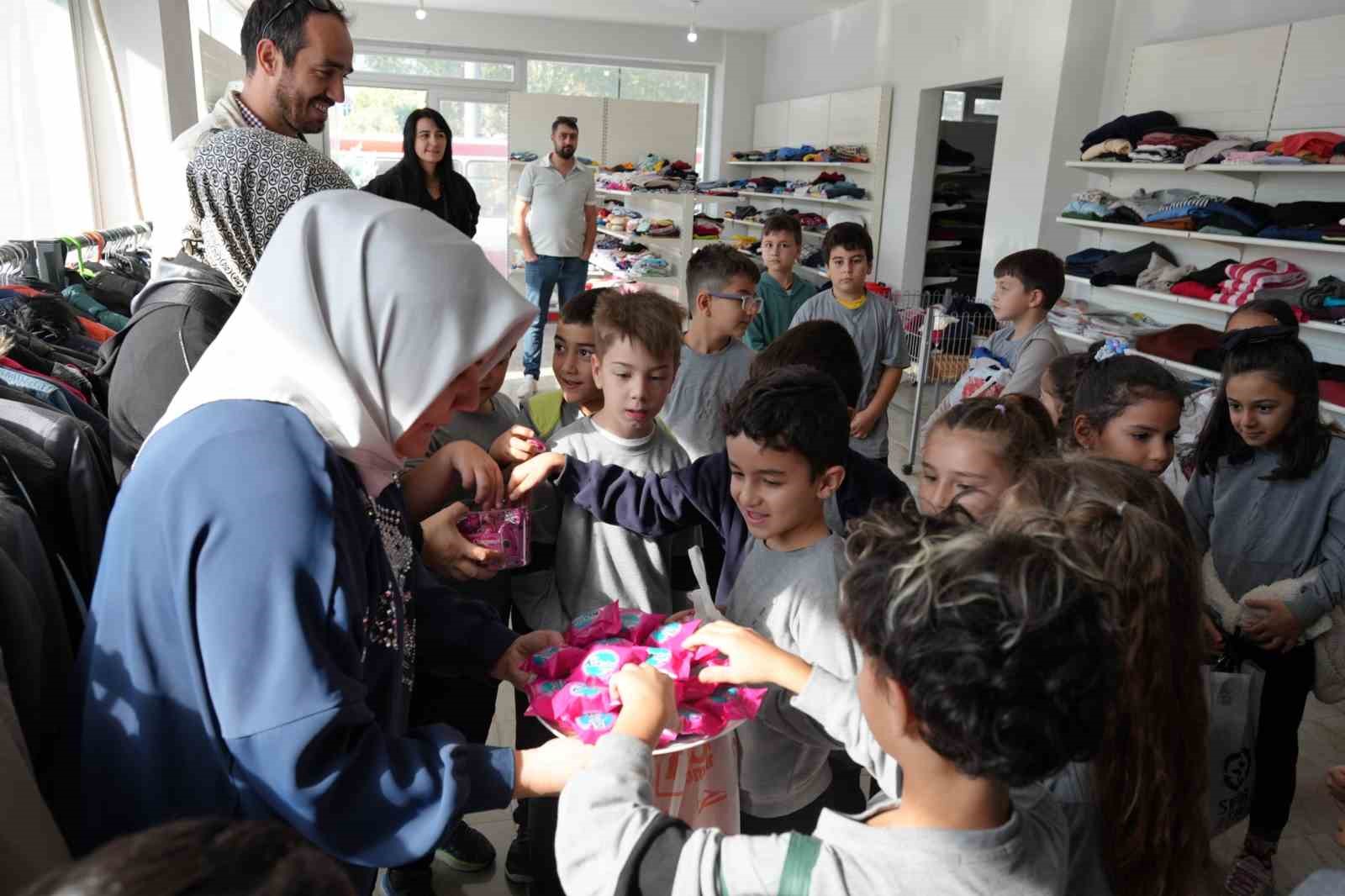 Başiskele’de ilkokul öğrencilerinden Hayır Çarşısı’na bağış