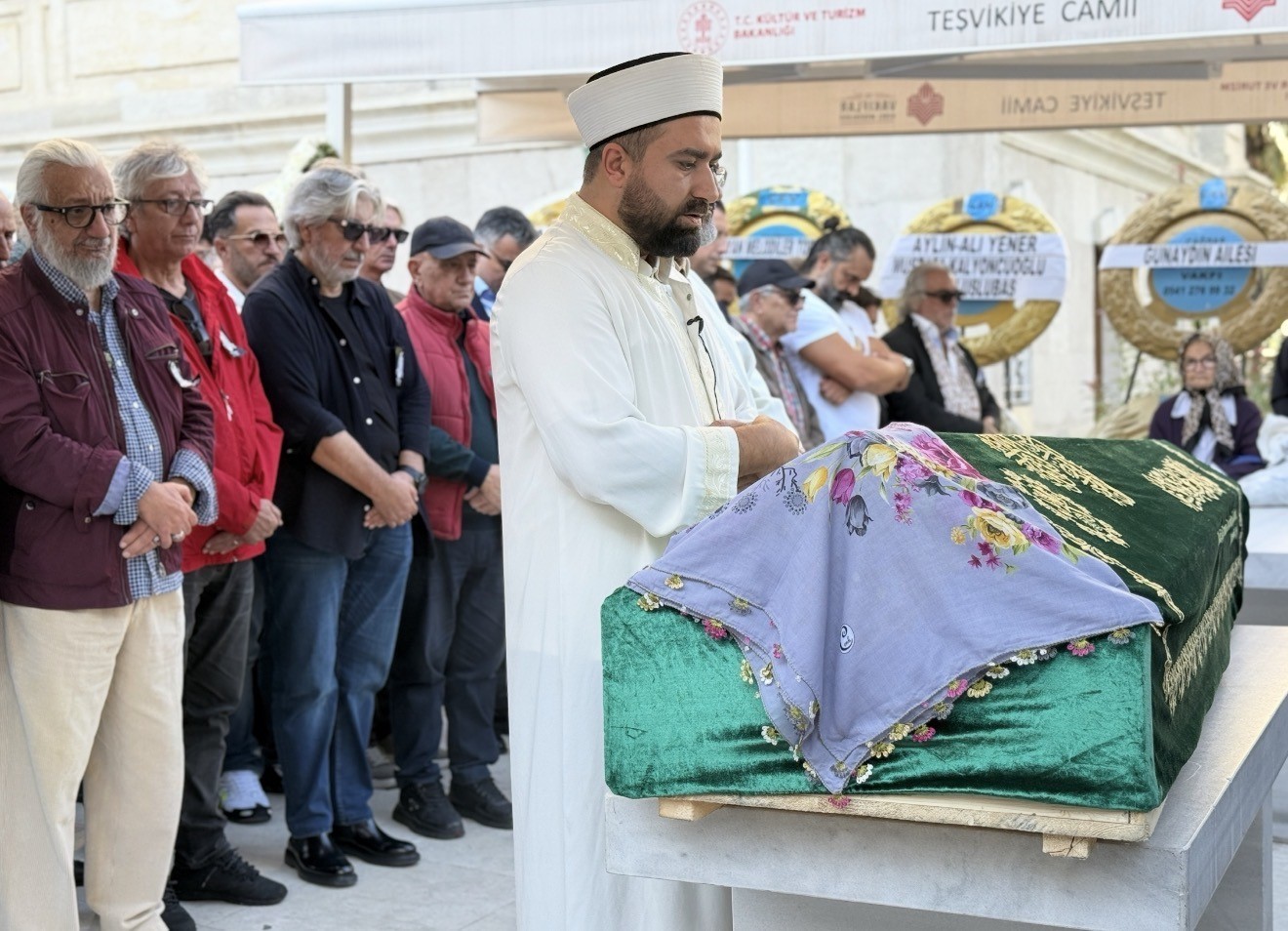 Usta tiyatro oyuncusu Necla Uygur son yolculuğuna uğurlandı
