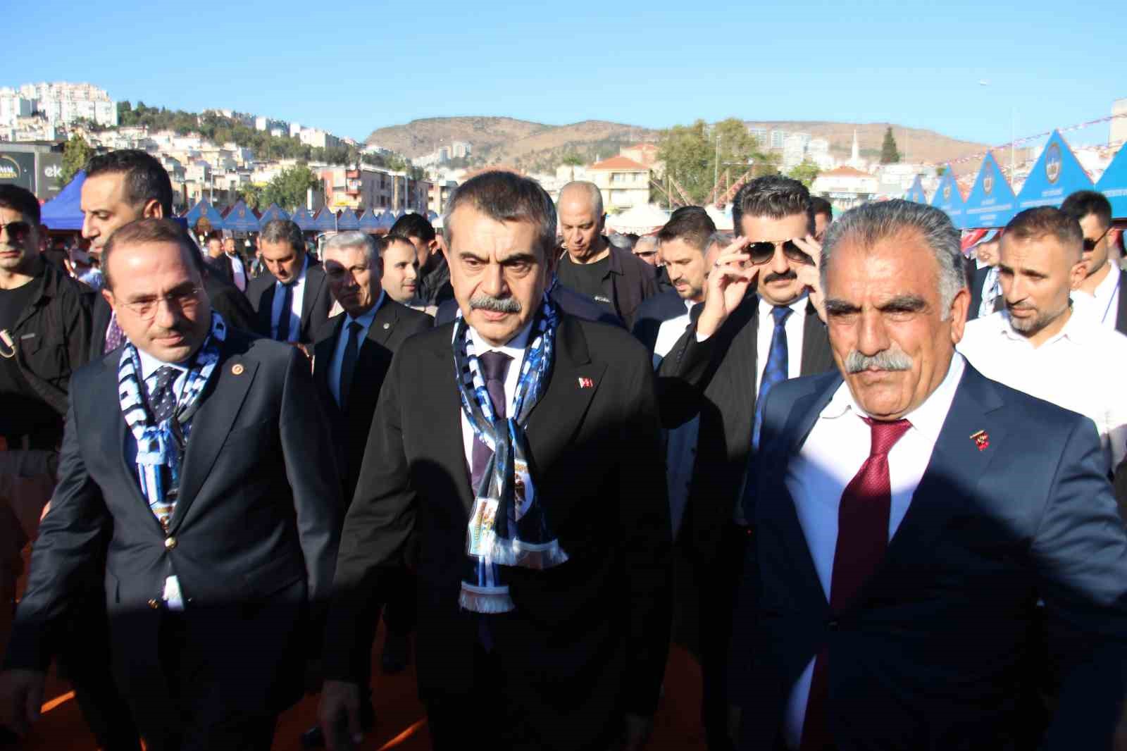 Bakan Tekin: "Barış içinde yaşayacağımız bir Türkiye inşa edeceğiz"