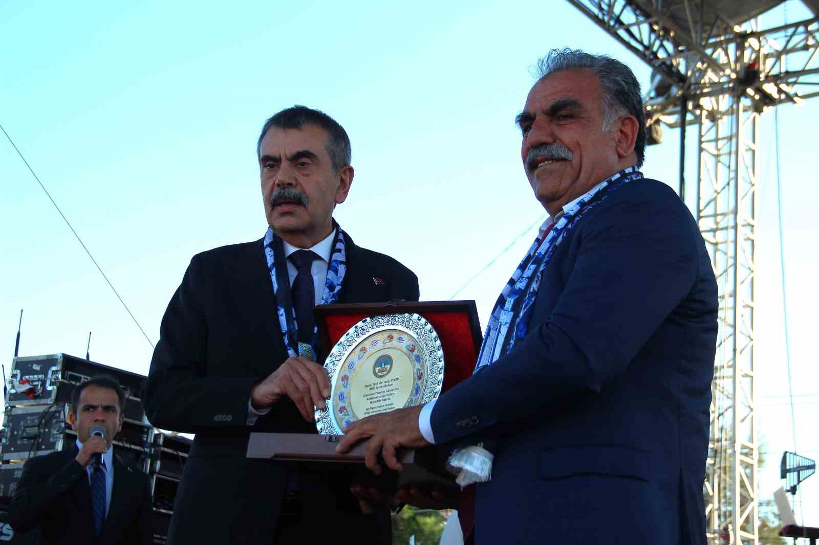 Bakan Tekin: "Barış içinde yaşayacağımız bir Türkiye inşa edeceğiz"