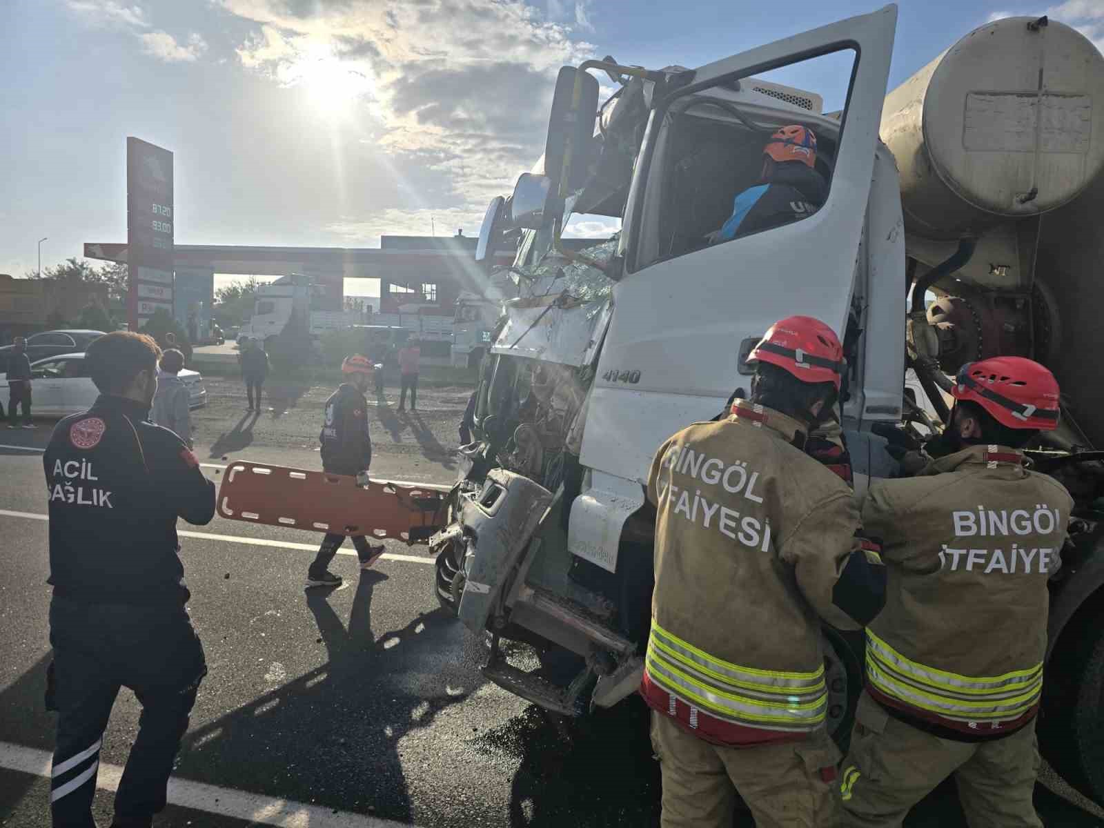 Sondaj kamyonu ile beton mikseri çarpıştı: 2 yaralı