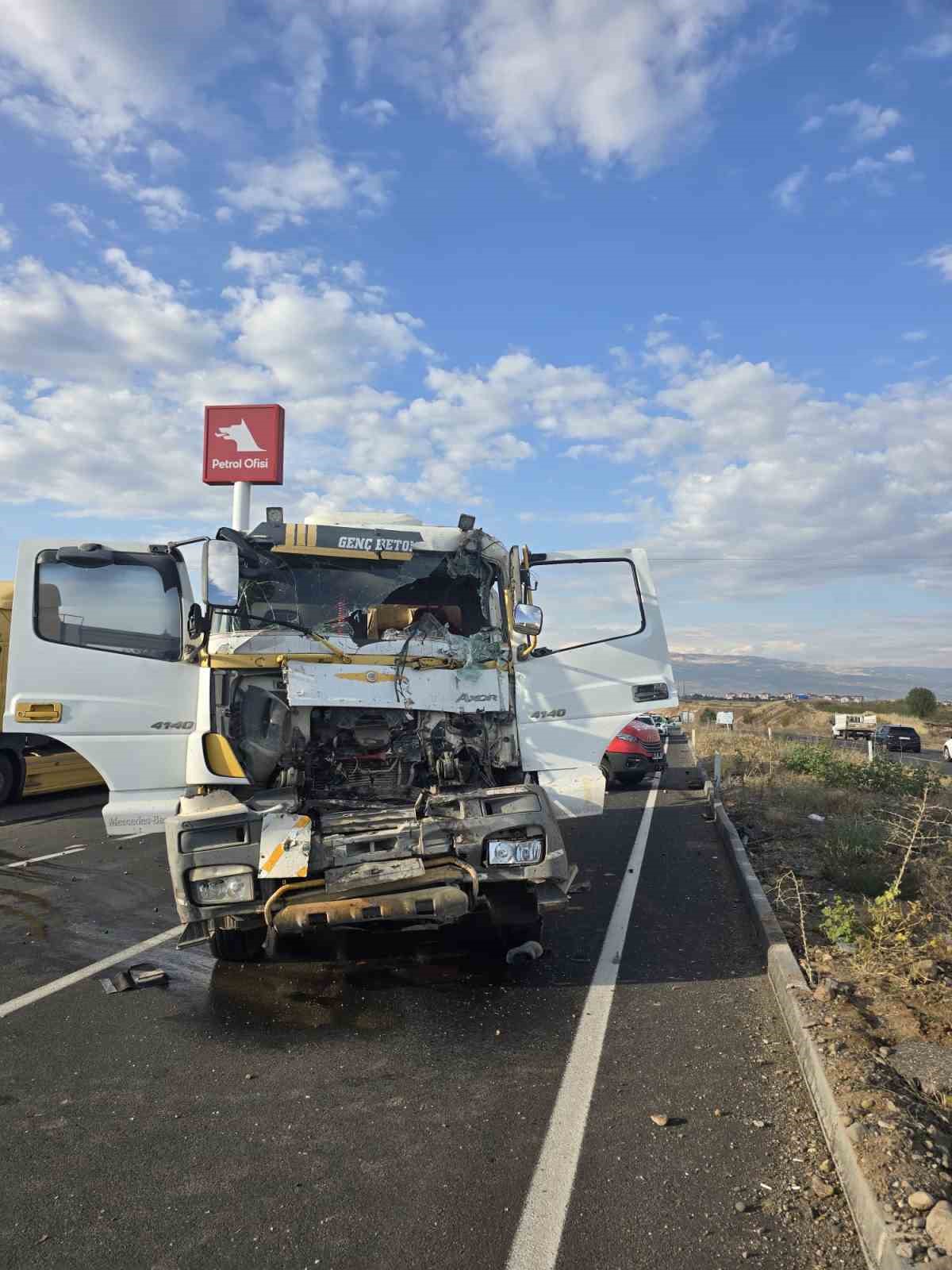 Sondaj kamyonu ile beton mikseri çarpıştı: 2 yaralı