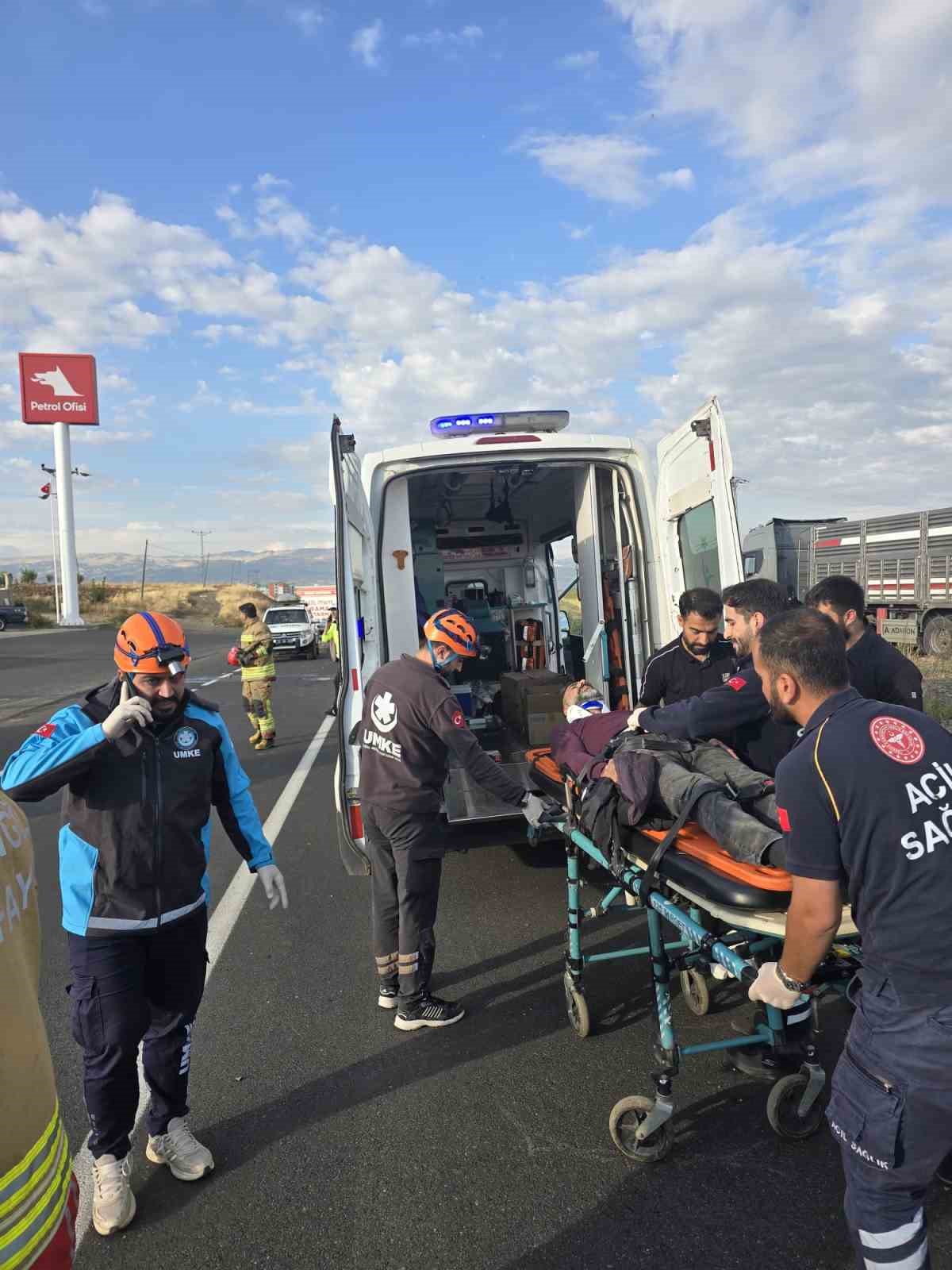 Sondaj kamyonu ile beton mikseri çarpıştı: 2 yaralı