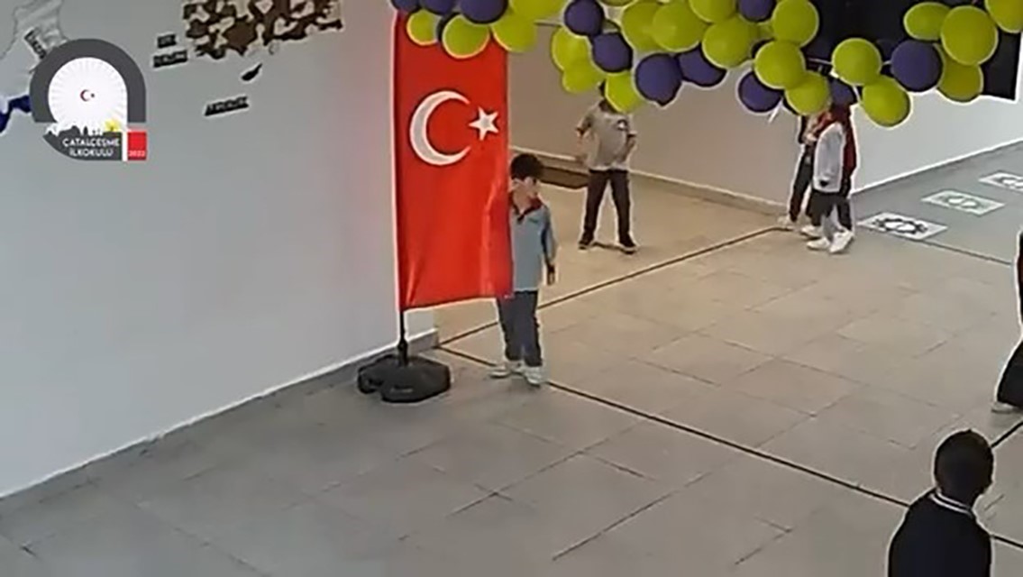 Minik öğrencinin Türk bayrağı sevgisi: Oyun oynarken durdu, bayrağı öpüp devam etti