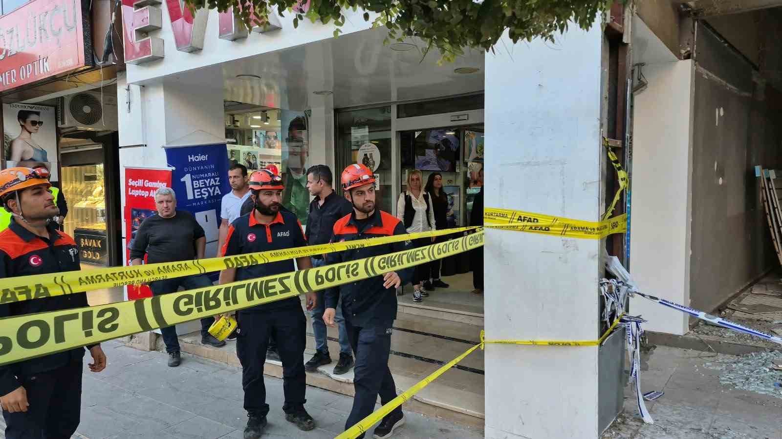 Adıyaman’da ağır hasarlı binadan gelen sesler korkuttu