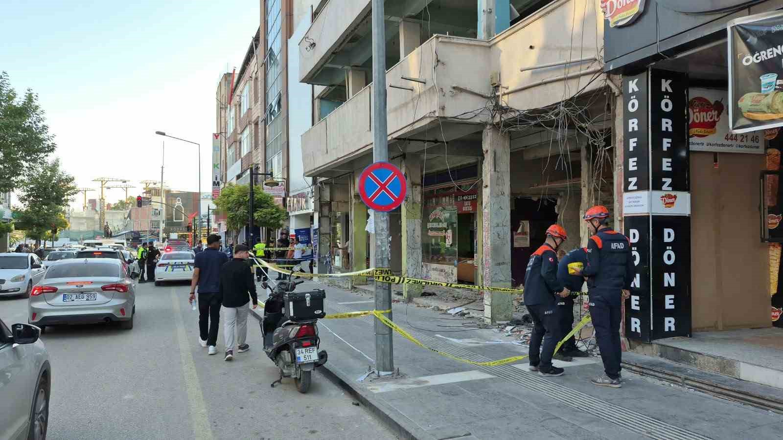 Adıyaman’da ağır hasarlı binadan gelen sesler korkuttu