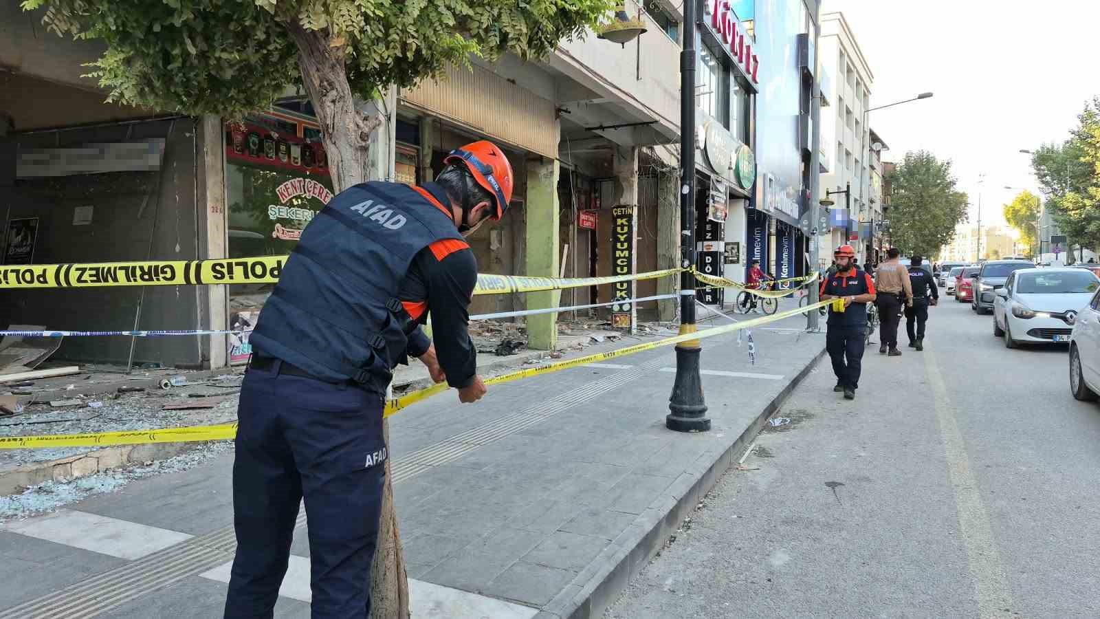 Adıyaman’da ağır hasarlı binadan gelen sesler korkuttu