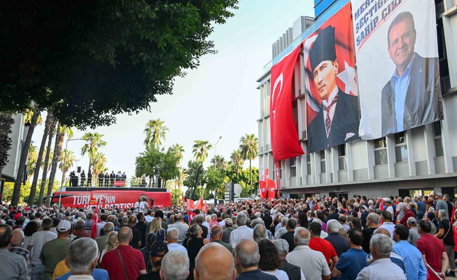 Özgür Özel’den Mersin’de butlan tepkisi: "Vahap Seçer bizim yol arkadaşımızdır"