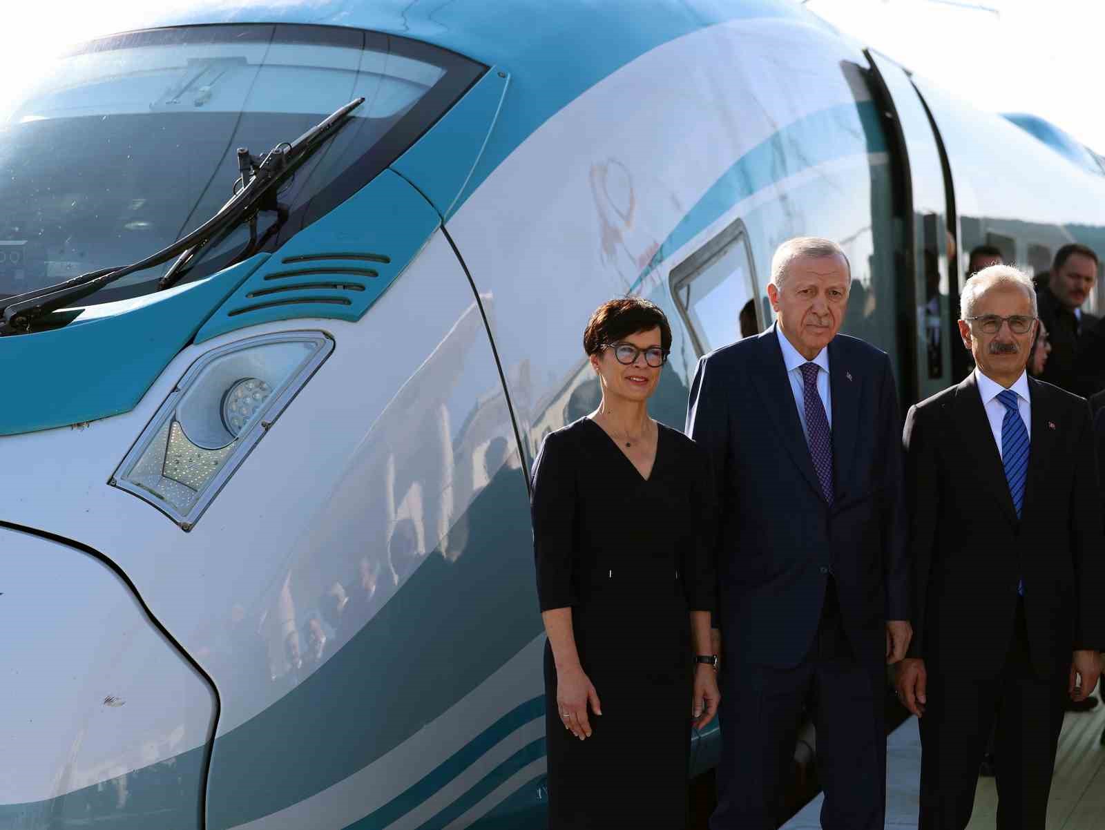 Cumhurbaşkanı Erdoğan hızlı tren hattında ilk sürüşü yaptı