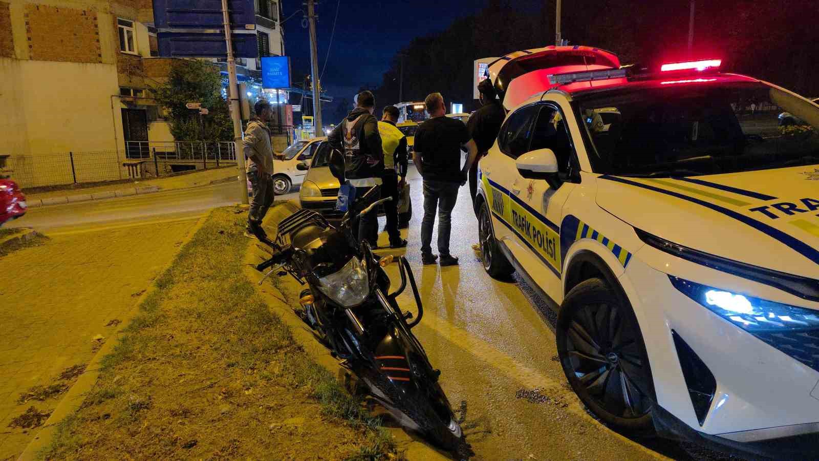 Polisten kaçan motosiklet sürücüsü otomobile çarptı