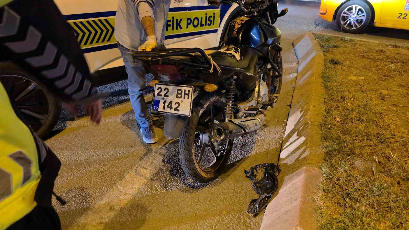 Polisten kaçan motosiklet sürücüsü otomobile çarptı
