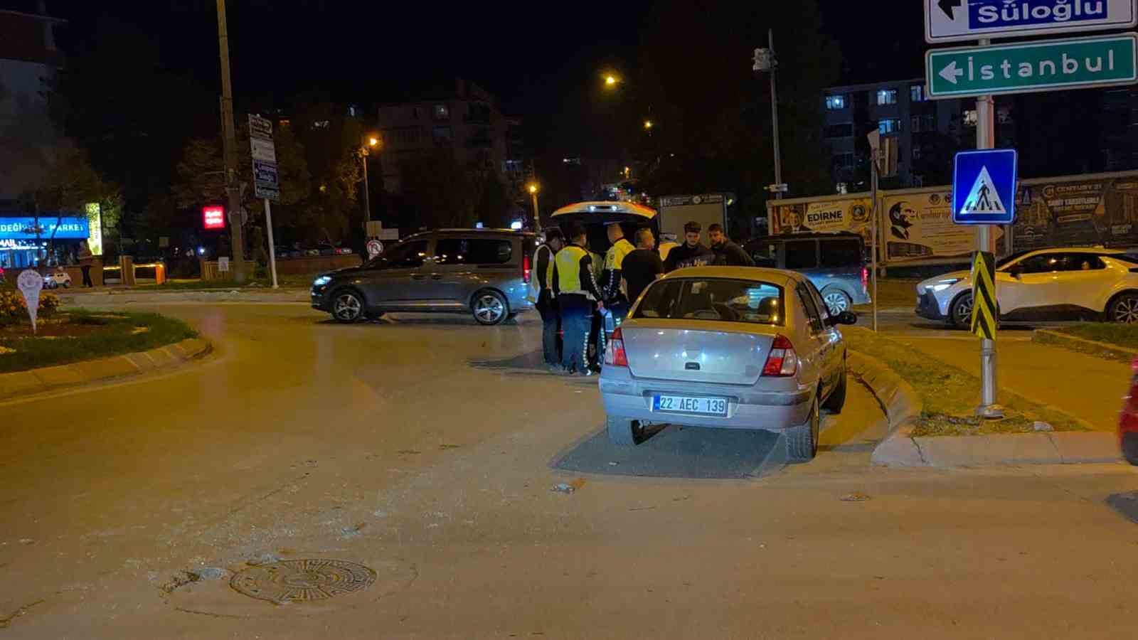 Polisten kaçan motosiklet sürücüsü otomobile çarptı