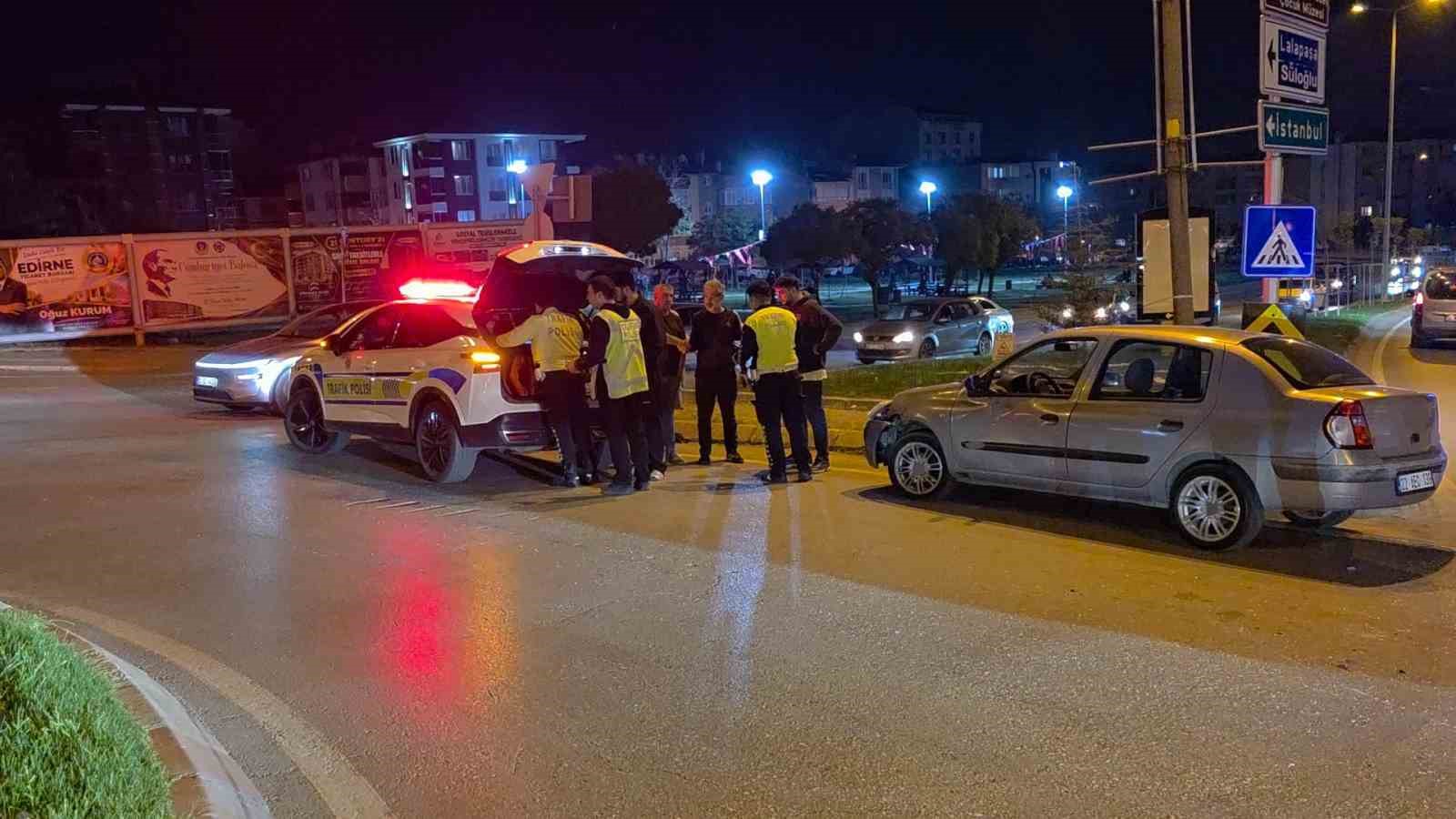 Polisten kaçan motosiklet sürücüsü otomobile çarptı