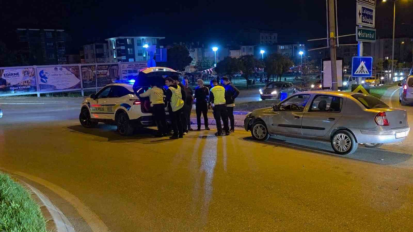 Polisten kaçan motosiklet sürücüsü otomobile çarptı