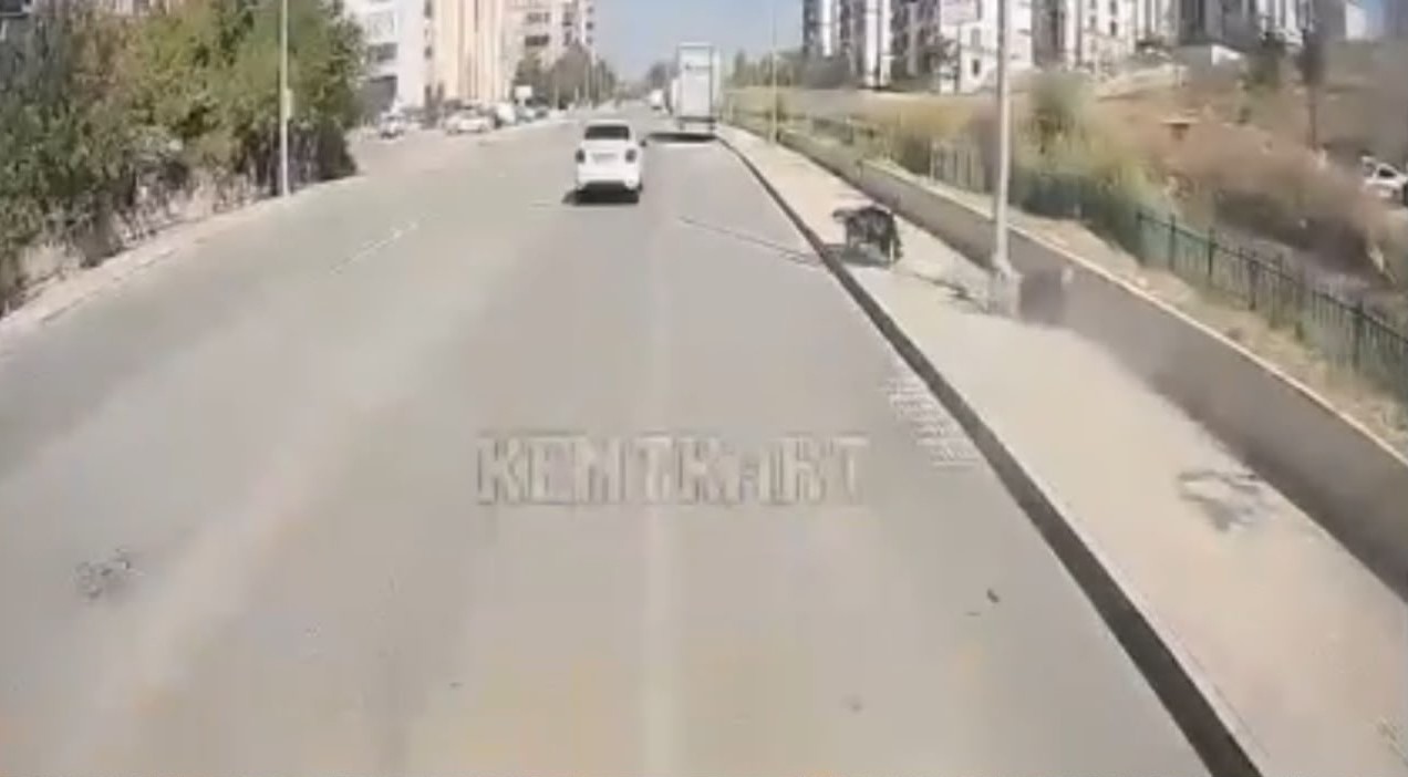 Motosikletin direğe çarptığı kaza kamerada