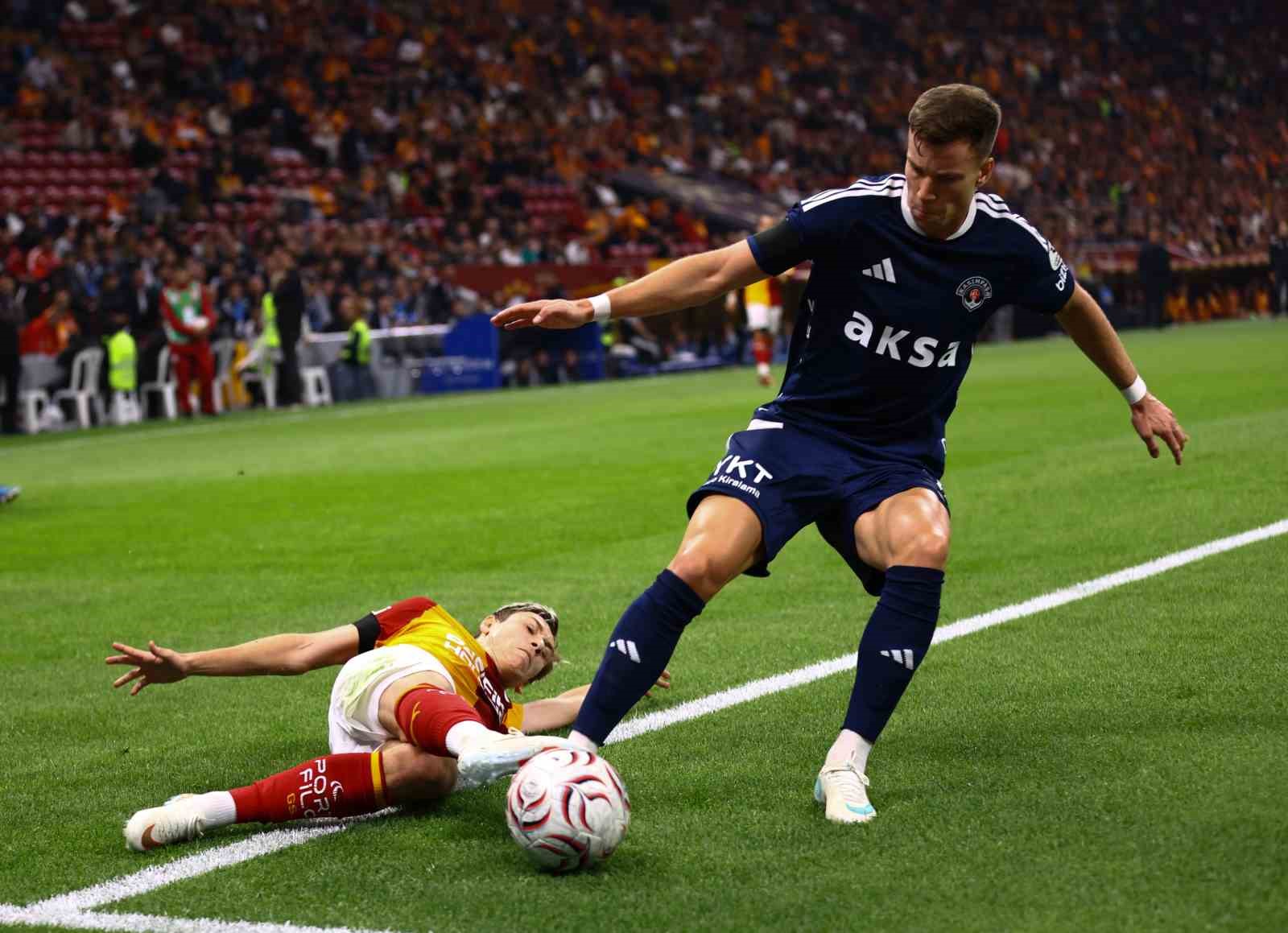 Trendyol Süper Lig: Galatasaray: 1 - Kasımpaşa: 0 (İlk yarı)