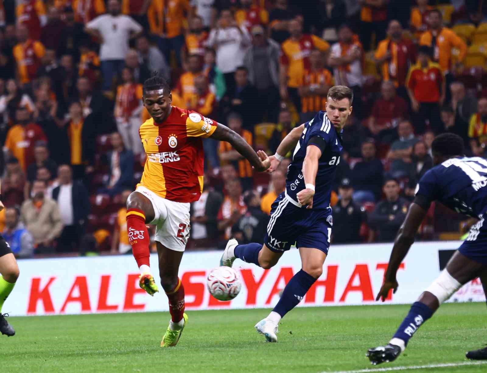 Trendyol Süper Lig: Galatasaray: 1 - Kasımpaşa: 0 (İlk yarı)