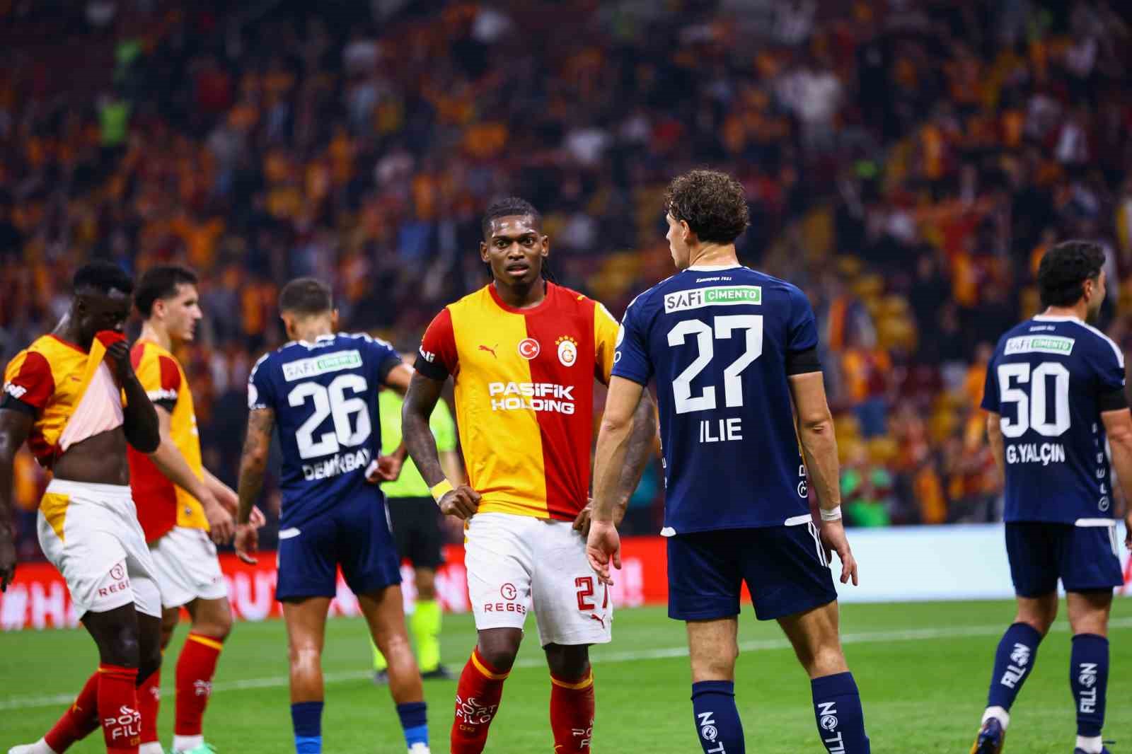 Trendyol Süper Lig: Galatasaray: 1 - Kasımpaşa: 0 (İlk yarı)