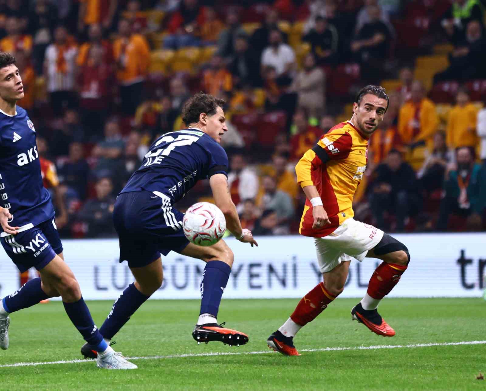 Trendyol Süper Lig: Galatasaray: 1 - Kasımpaşa: 0 (İlk yarı)