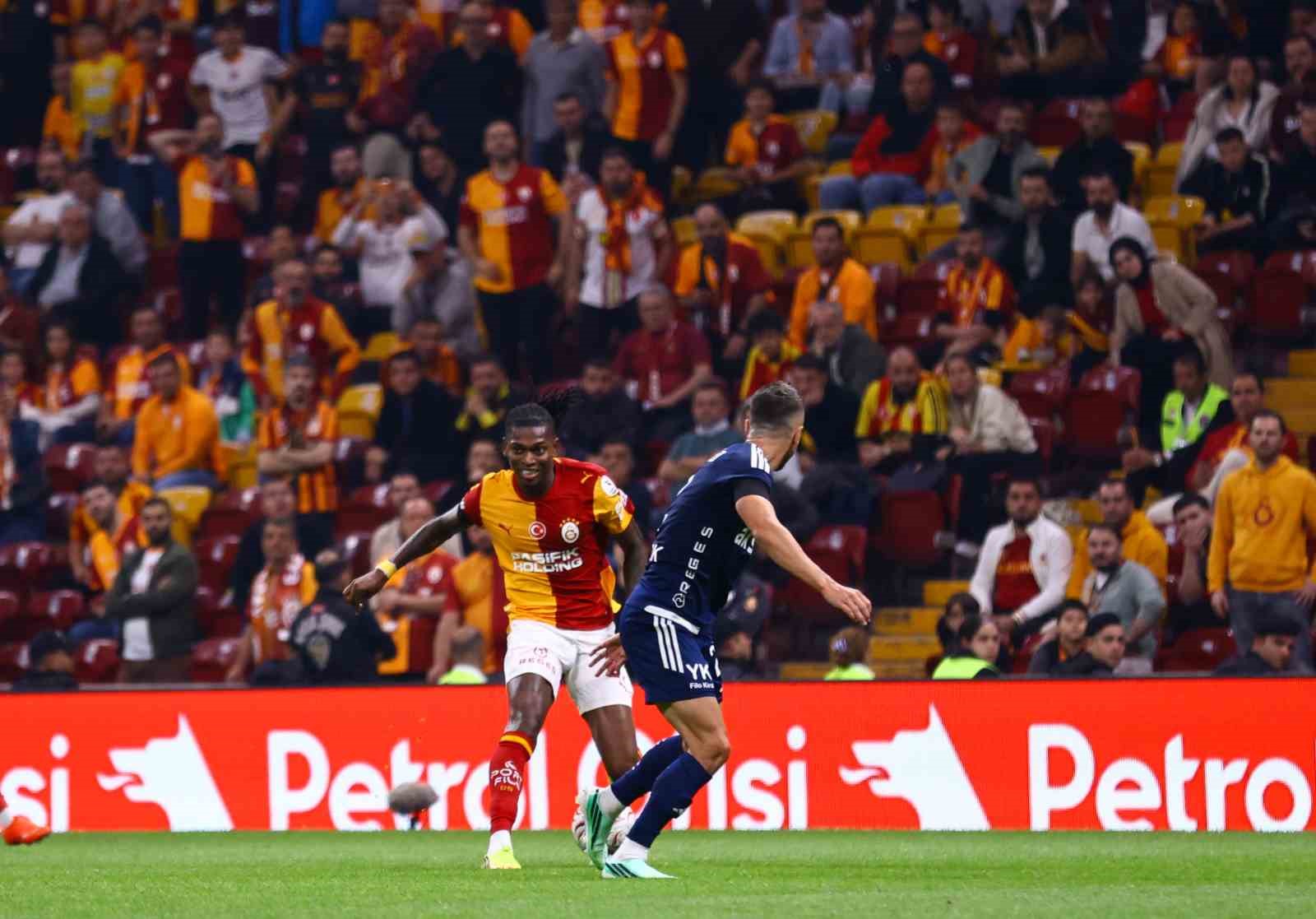 Trendyol Süper Lig: Galatasaray: 1 - Kasımpaşa: 0 (İlk yarı)