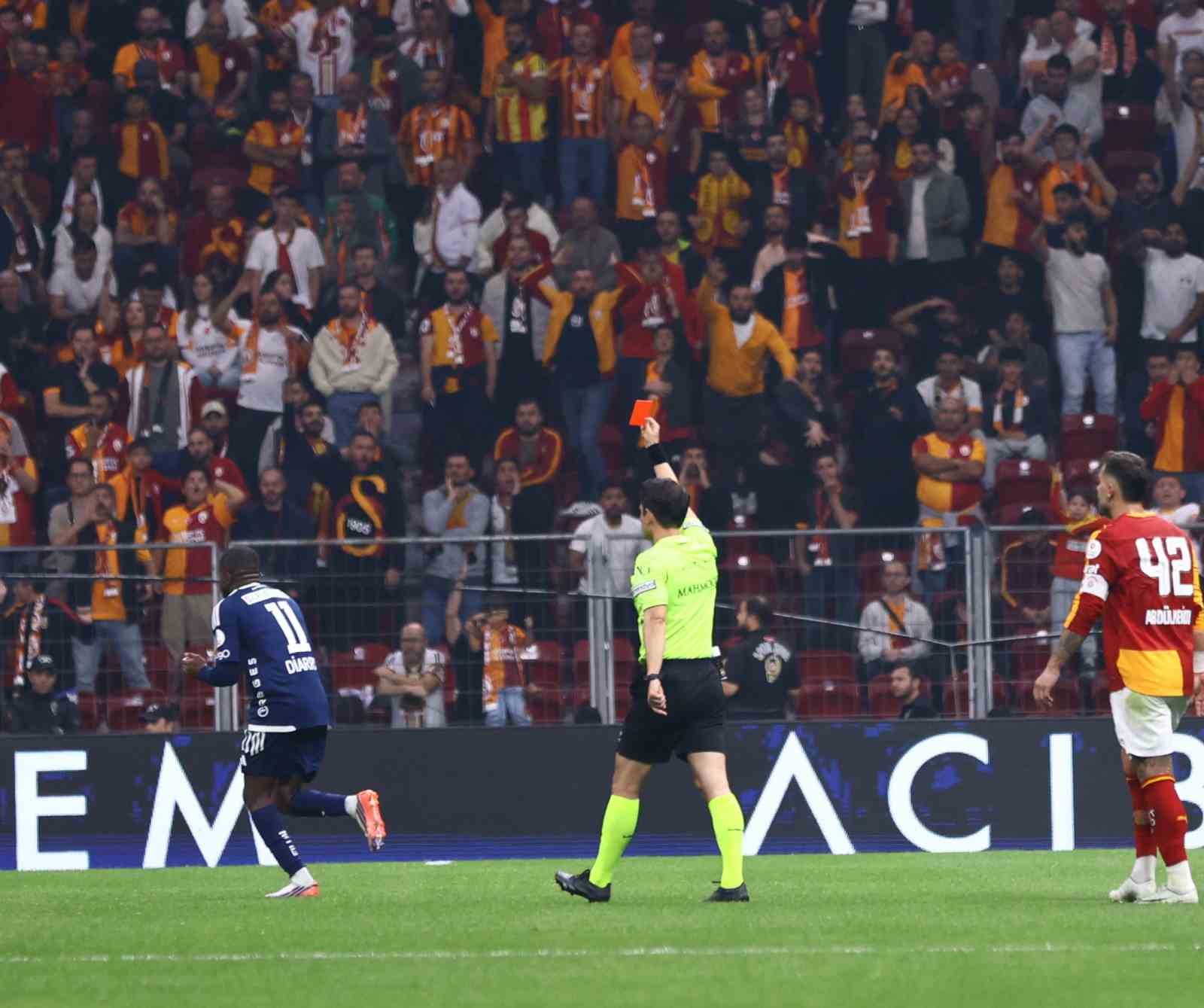 Galatasaray’da Lucas Torreira kırmızı kart gördü