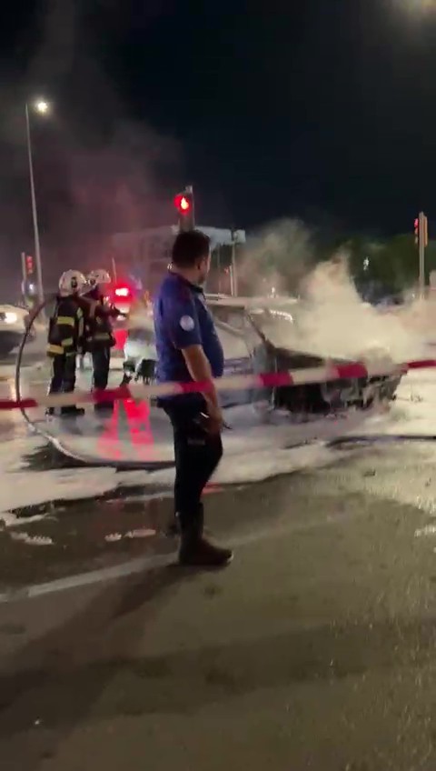 Denizli’de seyir halindeki otomobil alev topuna döndü