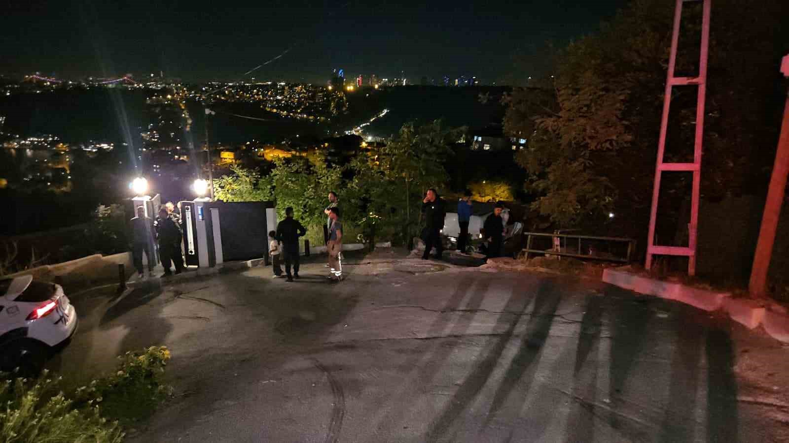 Sarıyer’de kontrolden çıkan araç evin çatısına uçtu: 1 yaralı