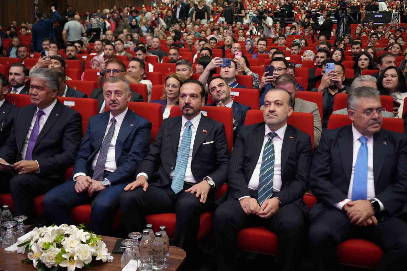 Türk dünyasının gençleri Kocaeli’de buluştu: Kıraç, Azerin ve Gülzade ile duygular kabardı