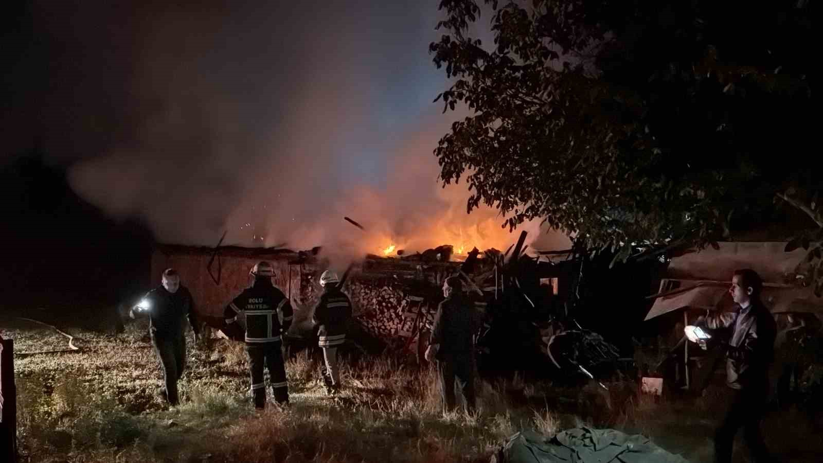 Bolu’da korkutan yangın: Ev, ahır, samanlık, odunluk ve traktör küle döndü