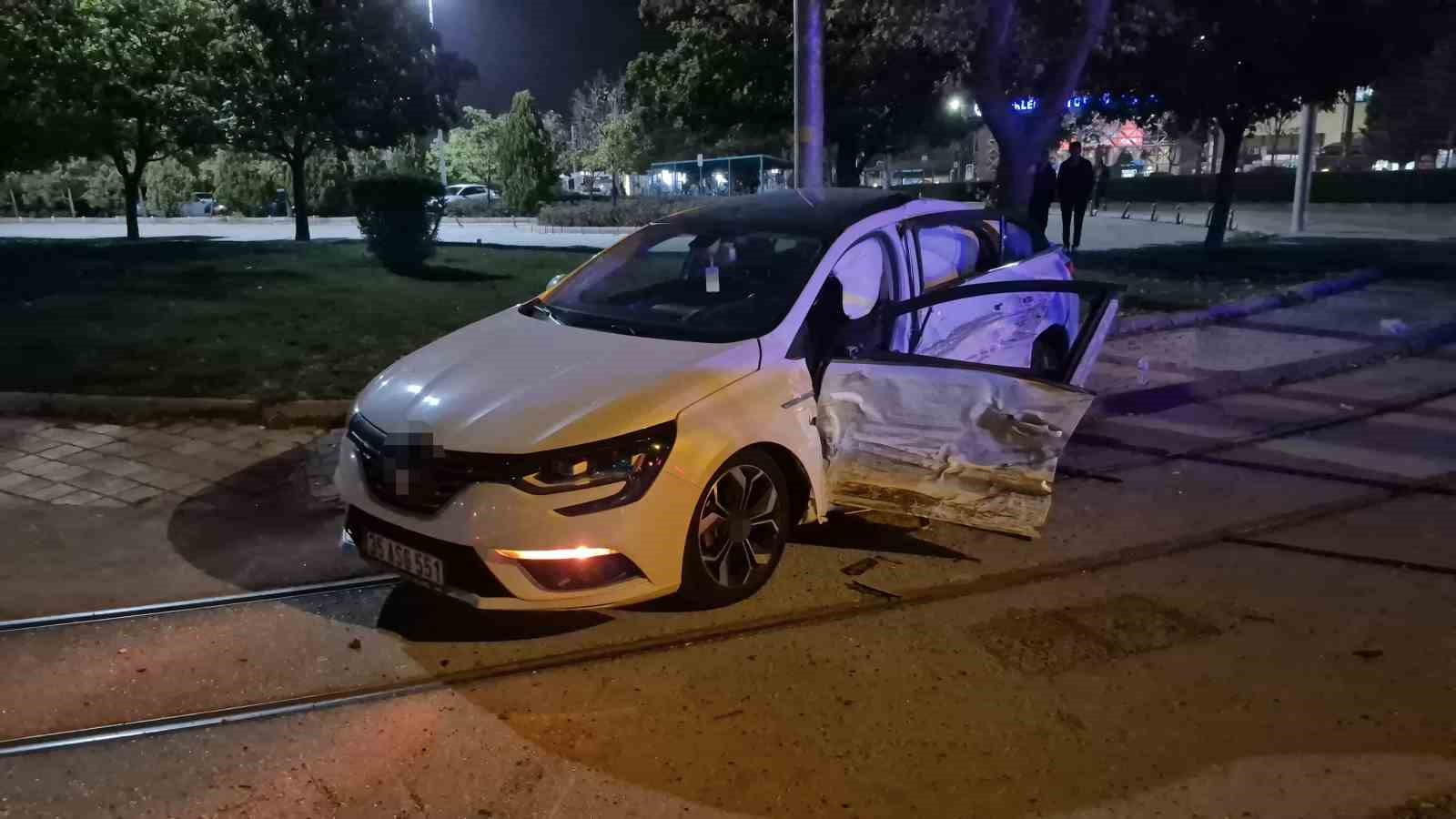 Eskişehir’de iki araç kavşakta çarpıştı: 3 yaralı