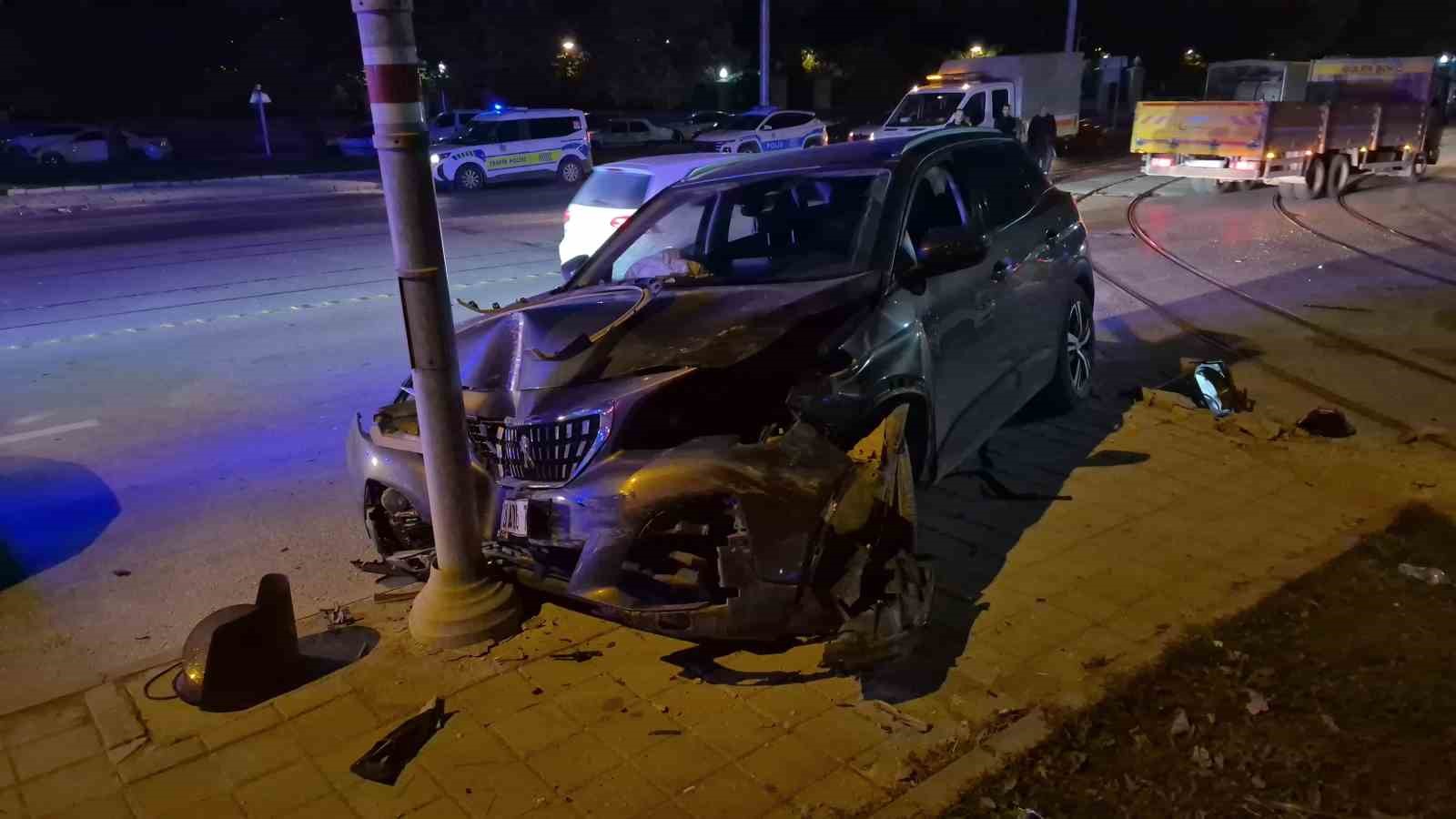 Eskişehir’de iki araç kavşakta çarpıştı: 3 yaralı
