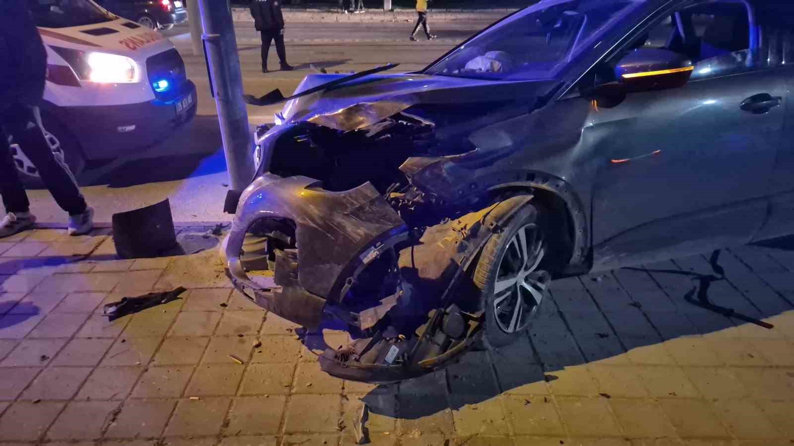 Eskişehir’de iki araç kavşakta çarpıştı: 3 yaralı