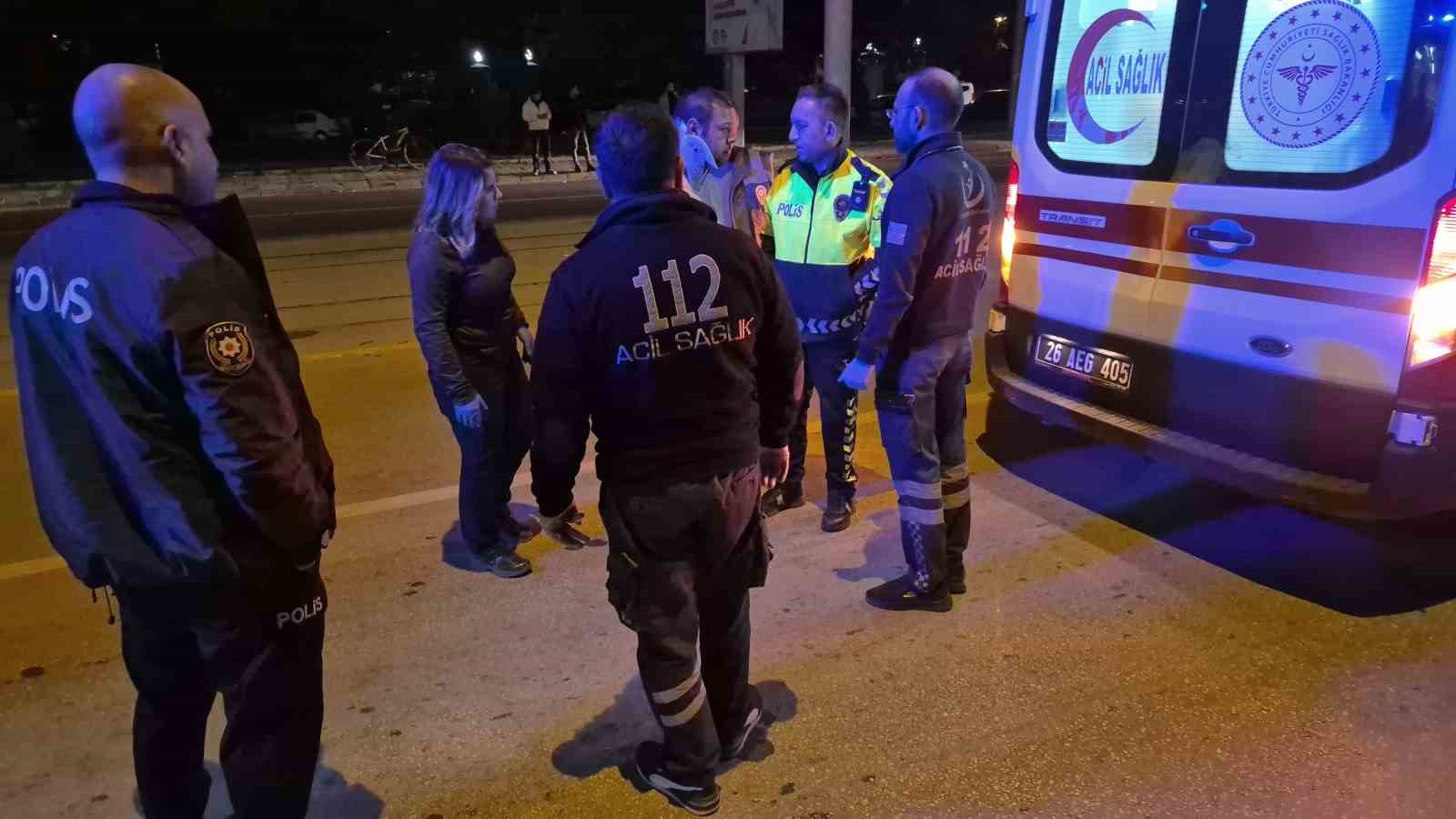 Eskişehir’de iki araç kavşakta çarpıştı: 3 yaralı