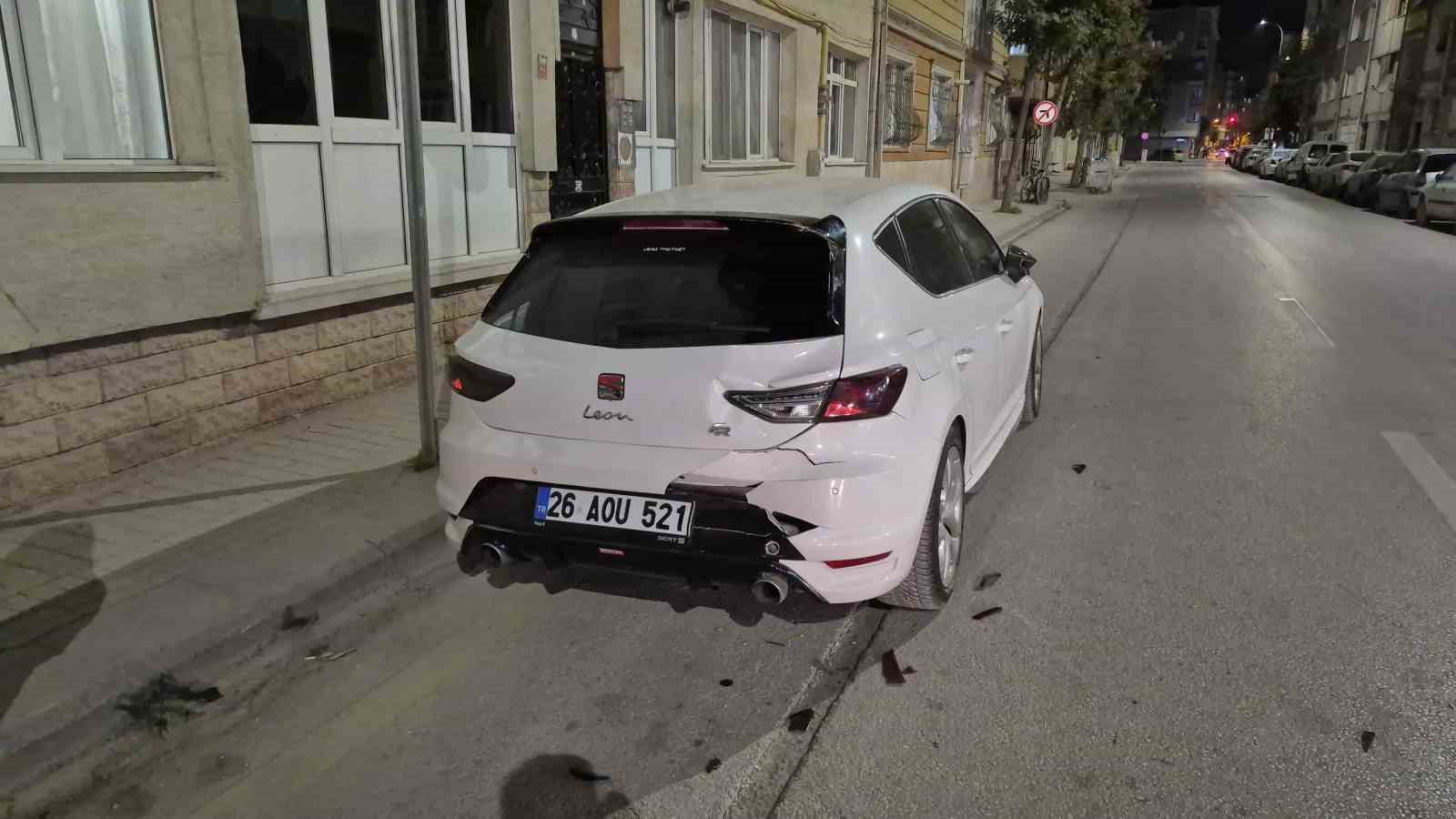 Eskişehir’de motosikletlinin yaralandığı feci kaza kamerada