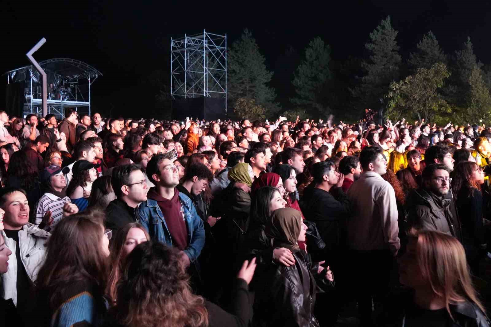 Bolu’da Athena 15 bini aşkın öğrenciye konser verdi