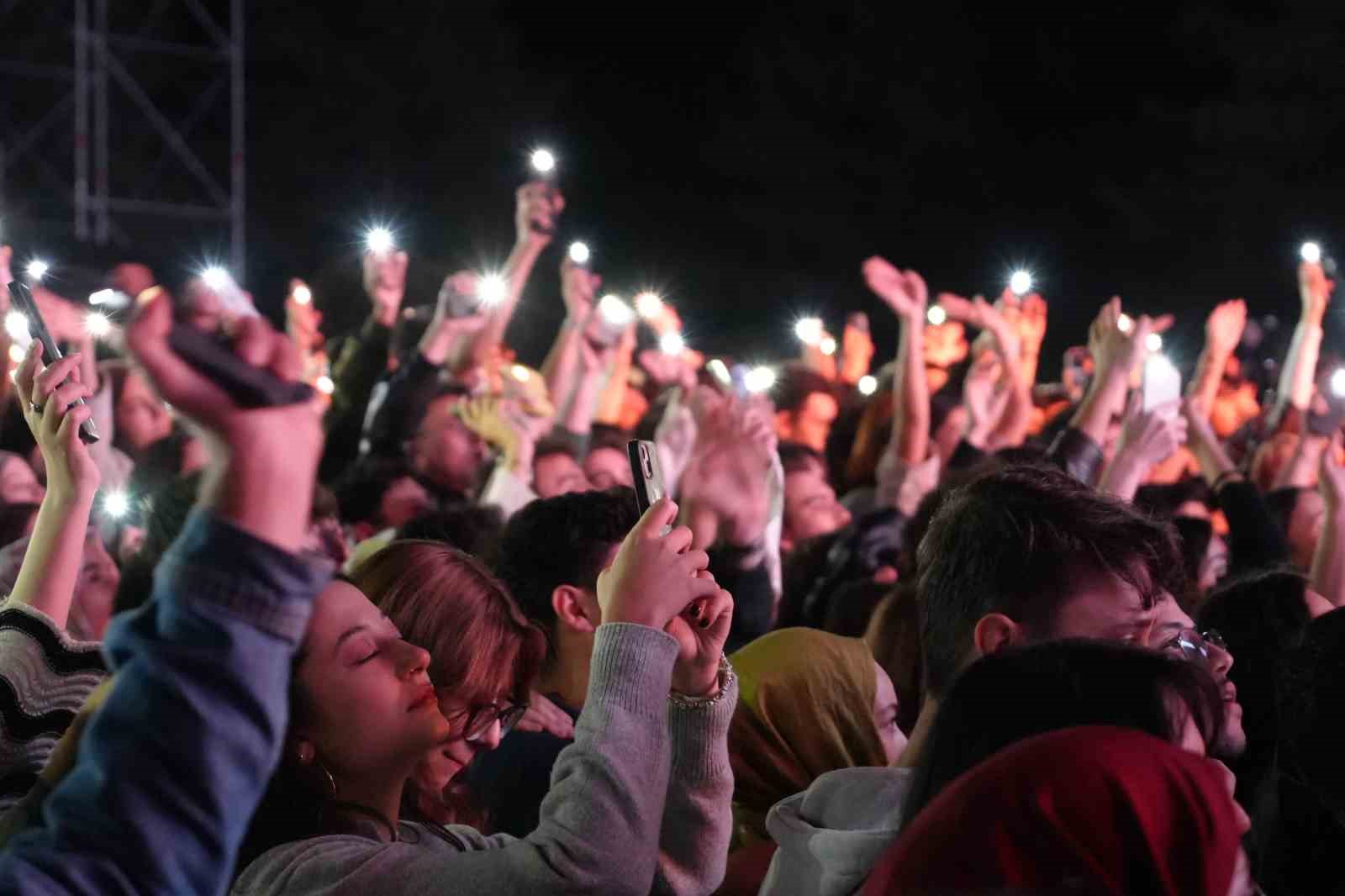 Bolu’da Athena 15 bini aşkın öğrenciye konser verdi