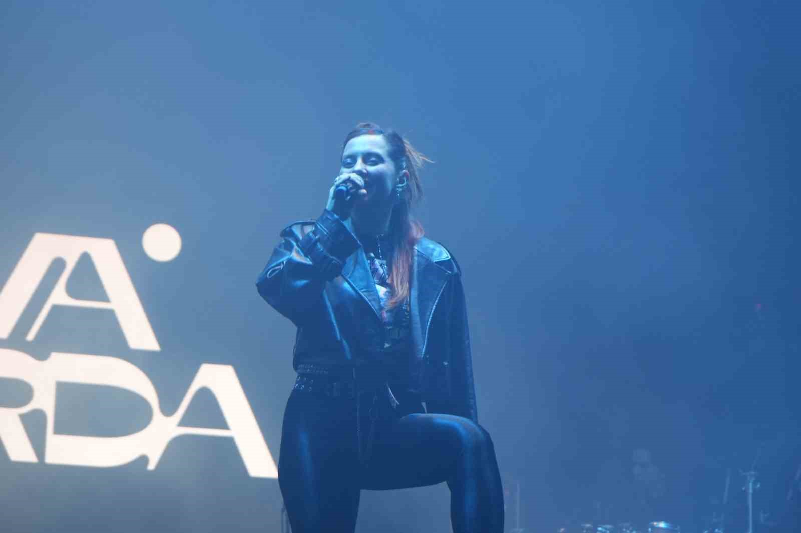 Bolu’da Athena 15 bini aşkın öğrenciye konser verdi