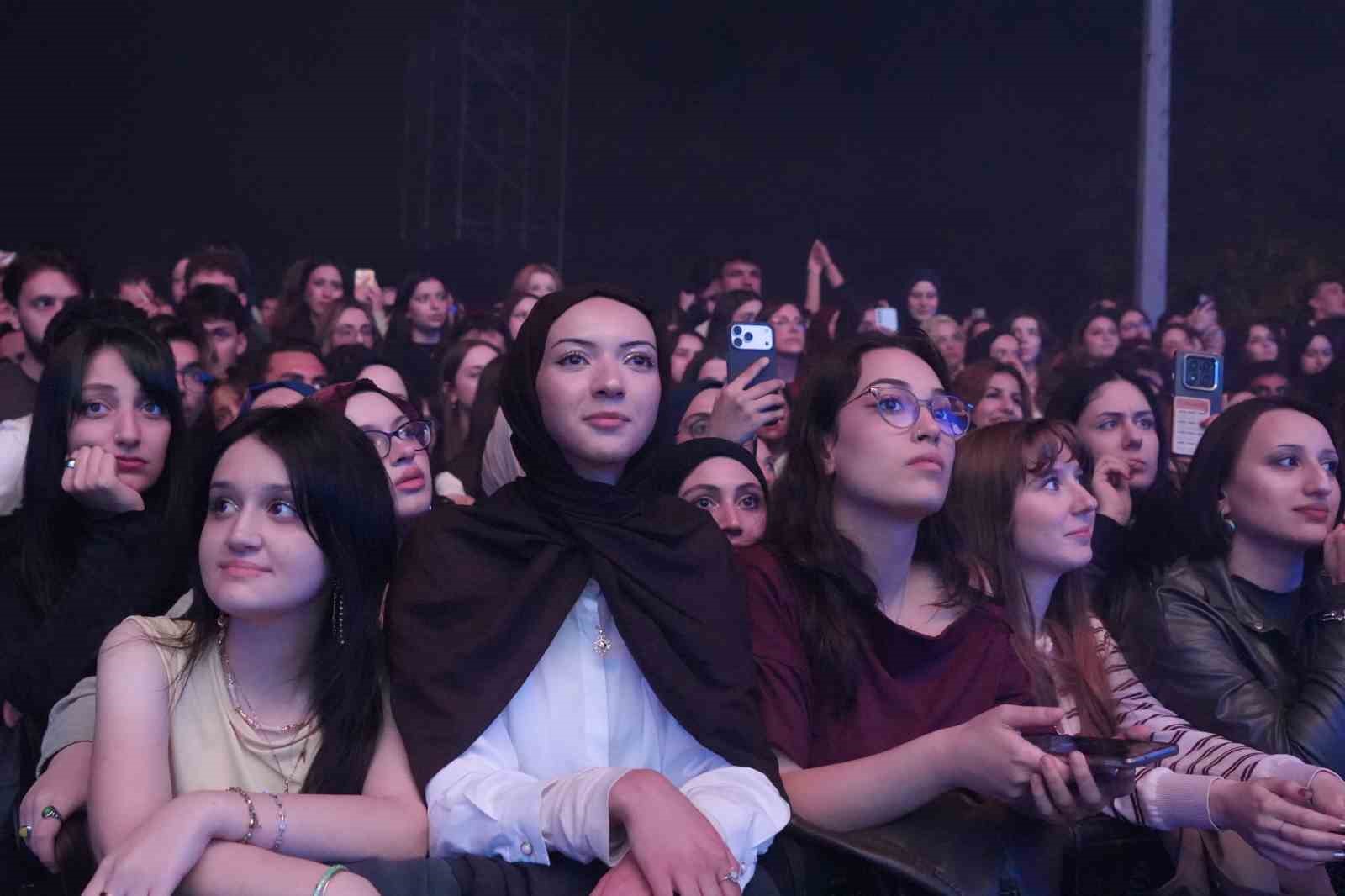 Bolu’da Athena 15 bini aşkın öğrenciye konser verdi