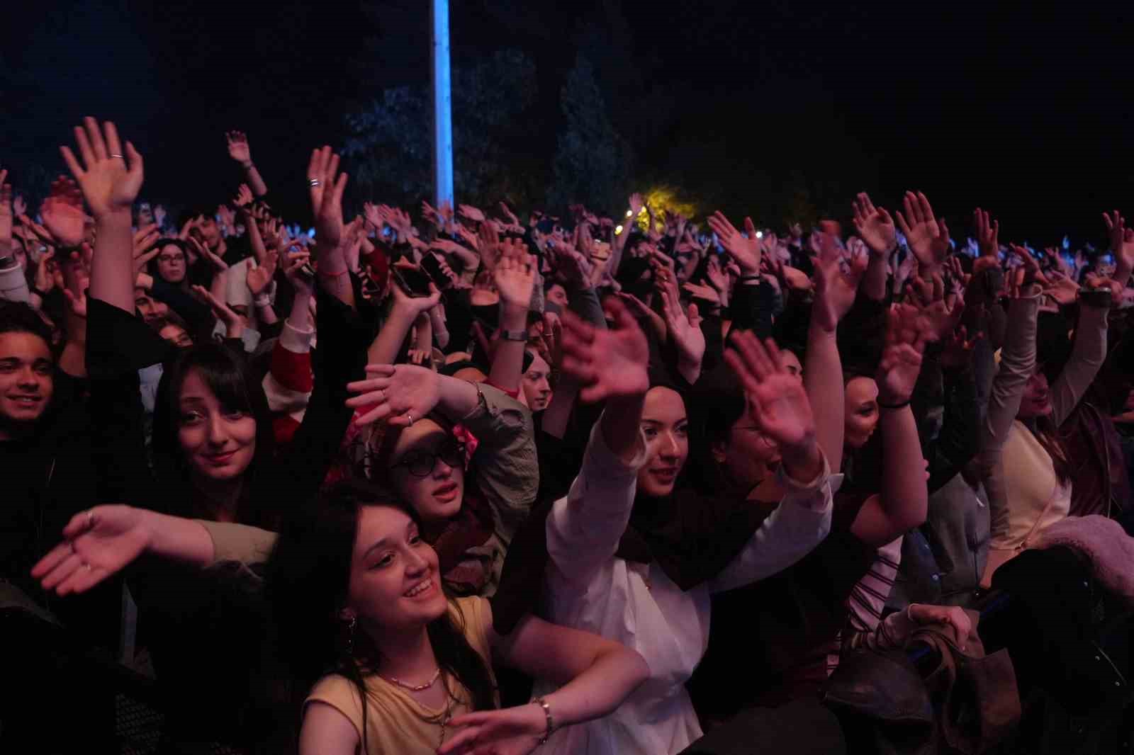 Bolu’da Athena 15 bini aşkın öğrenciye konser verdi