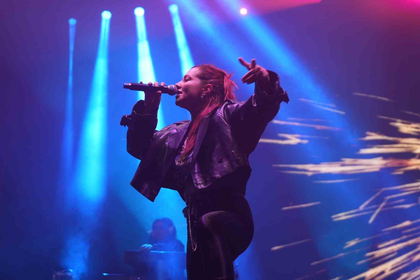 Bolu’da Athena 15 bini aşkın öğrenciye konser verdi