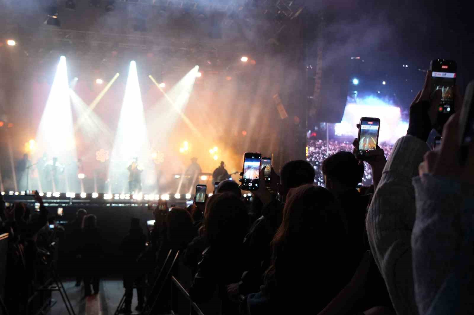 Bolu’da Athena 15 bini aşkın öğrenciye konser verdi