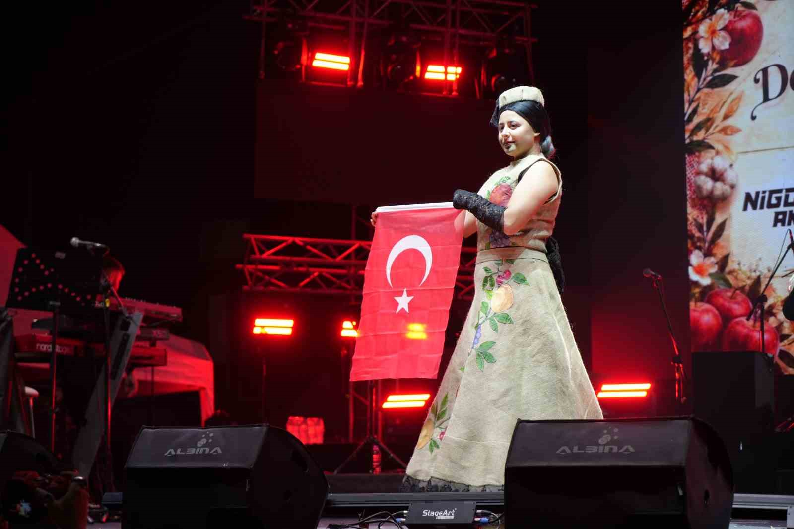 Niğde’ye özgü yöresel ürünler modaya dönüştü: Atık malzemelerden 15 kıyafet tasarlandı