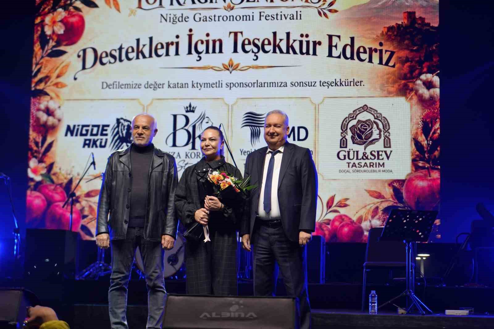 Niğde’ye özgü yöresel ürünler modaya dönüştü: Atık malzemelerden 15 kıyafet tasarlandı